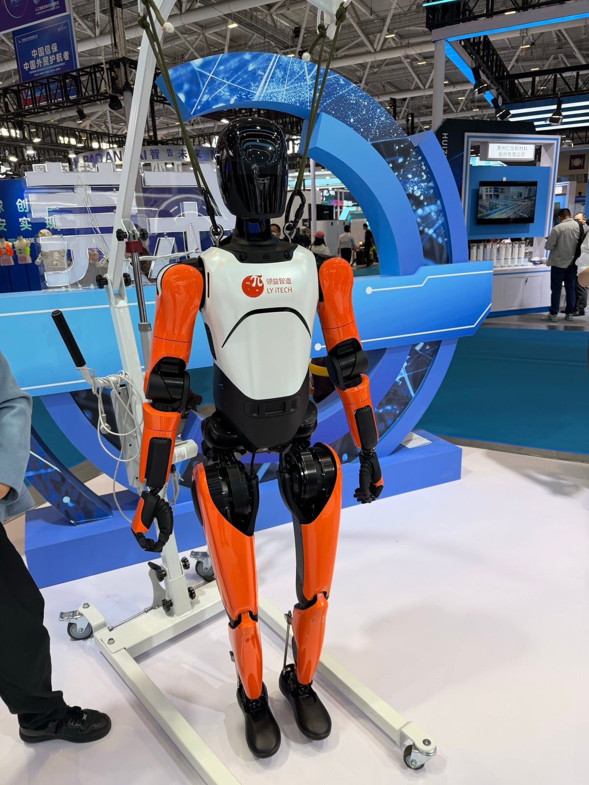 Humanoidalny robot na targach technologicznych