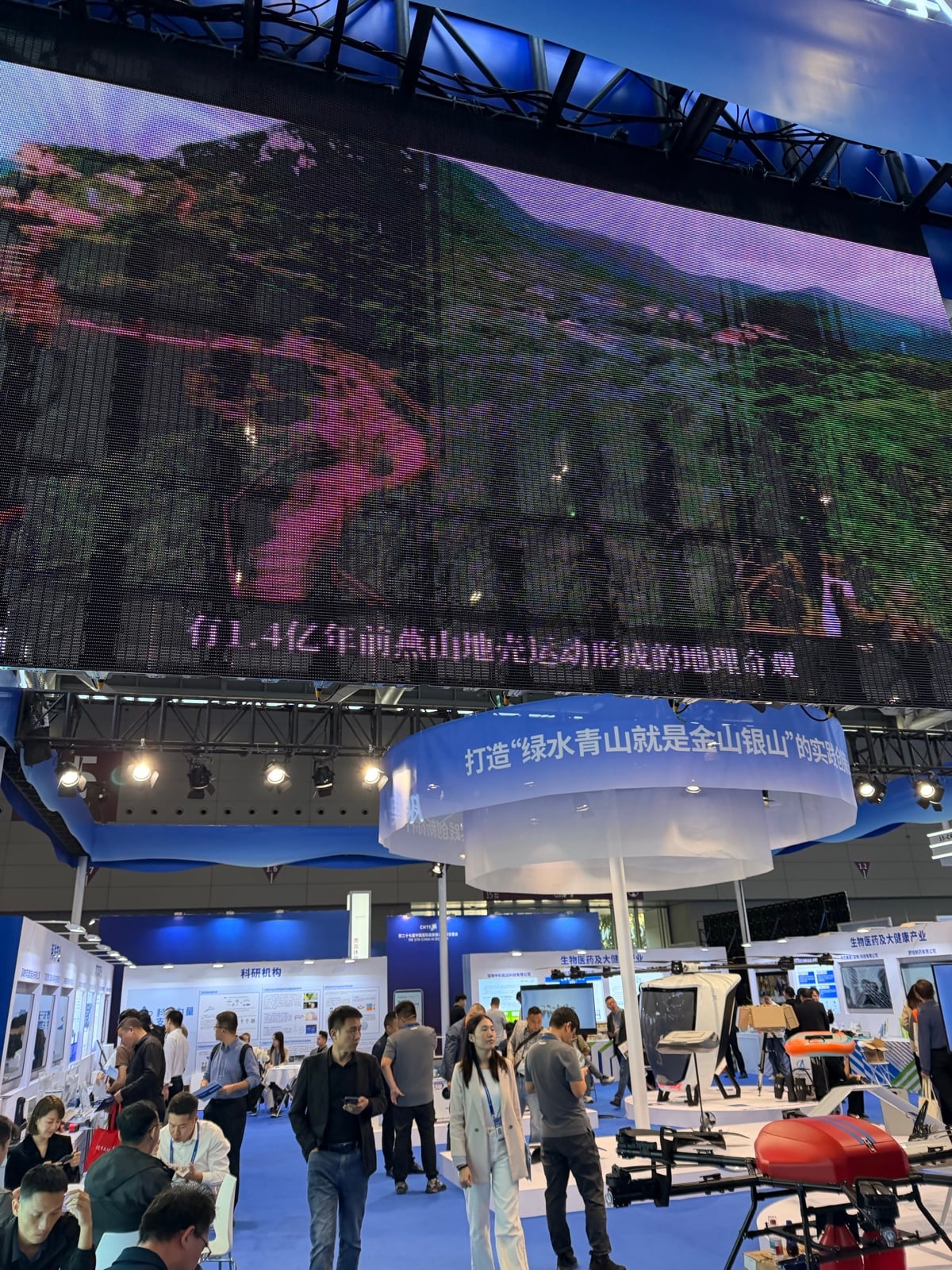 Hala targowa China Hi-Tech Fair z dronami i wystawcami