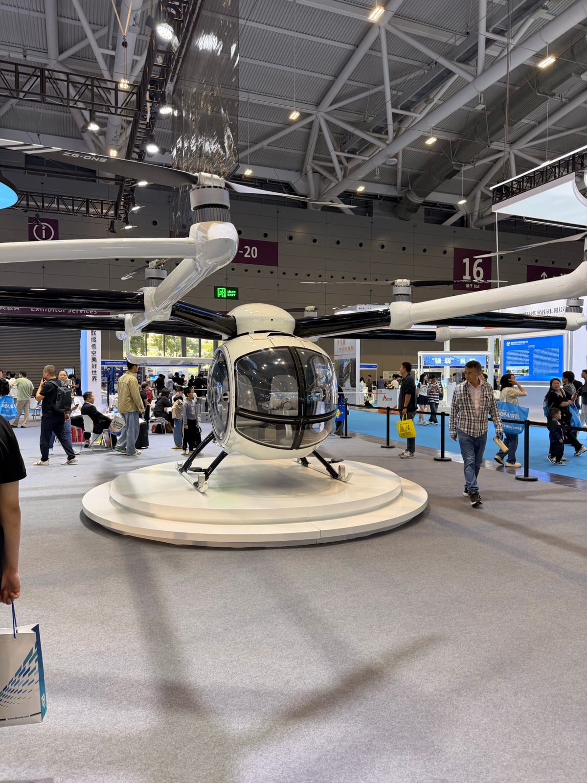 Pojazd eVTOL prezentowany na targach przyszłości transportu