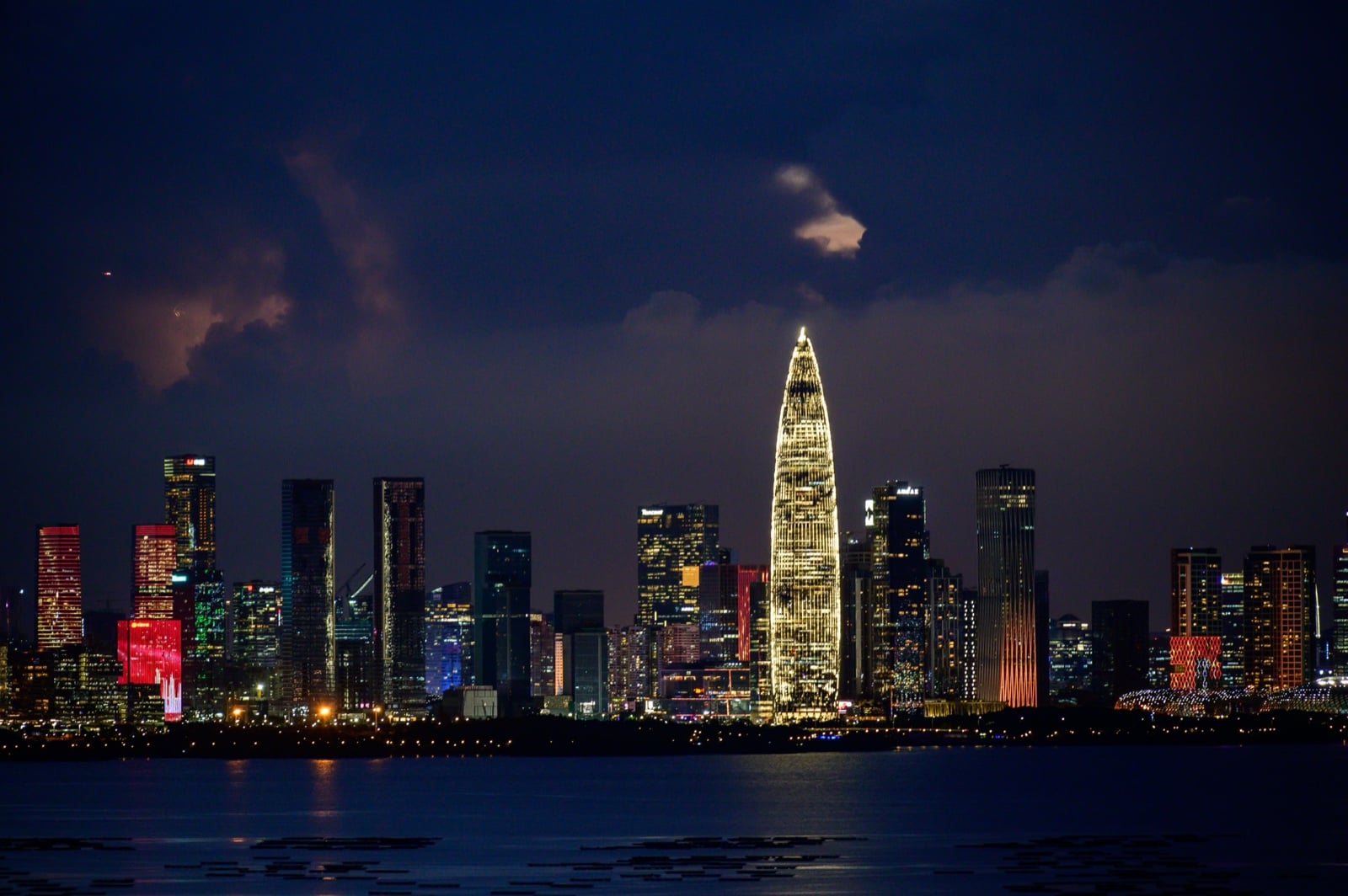 Panorama dzielnicy biznesowej Shenzhen nocą z widokiem na zatokę