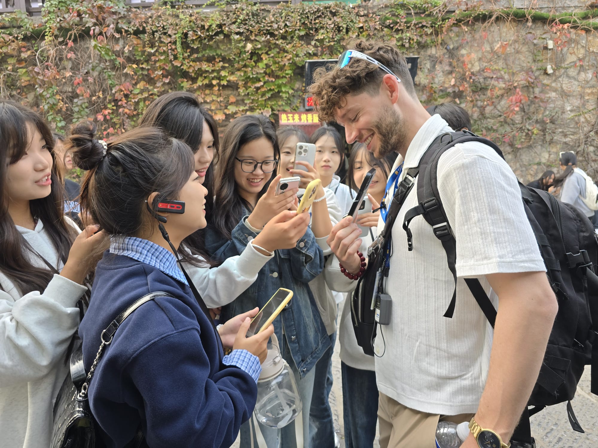 Rozmowa z grupą studentów podczas wyjazdu do Chin